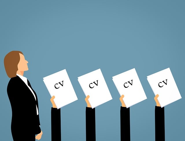 Plusieurs personnes donnent un CV à une femme recruteuse