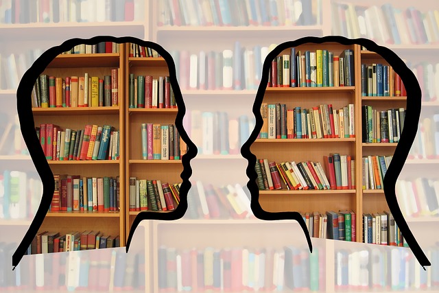 visages sur fond de bibliothèque