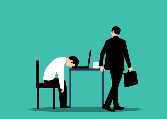 Plusieurs personnes donnent un CV à une femme recruteuse